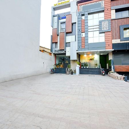 Fabhotel Dc Premium Zirakpur Buitenkant foto